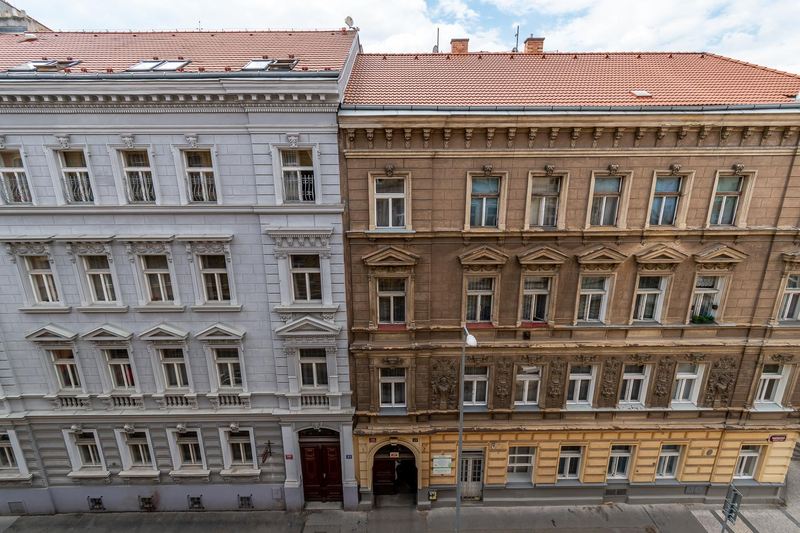 Varšavská 24, Vinohrady — zdobená fasáda